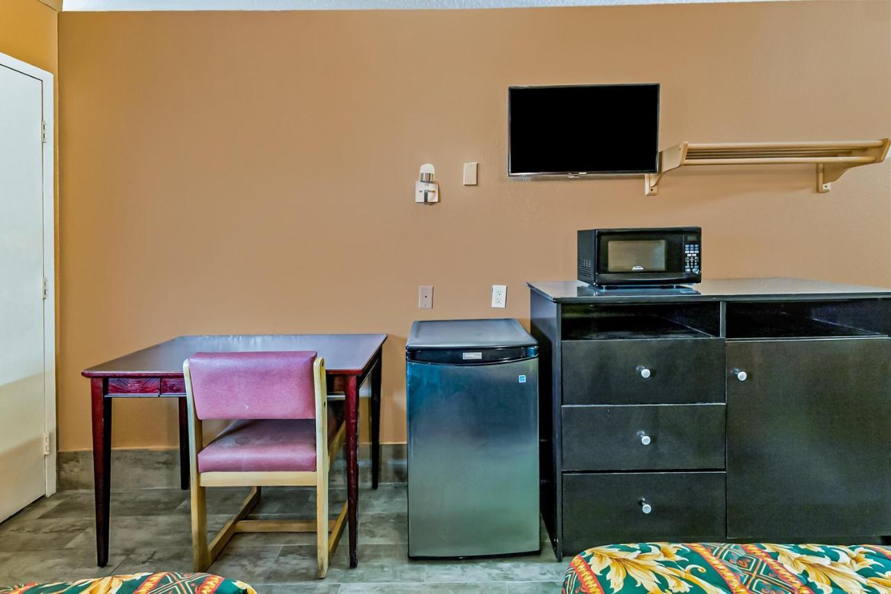 Oyo Hotel Lake Charles Hwy 10 Esterno foto